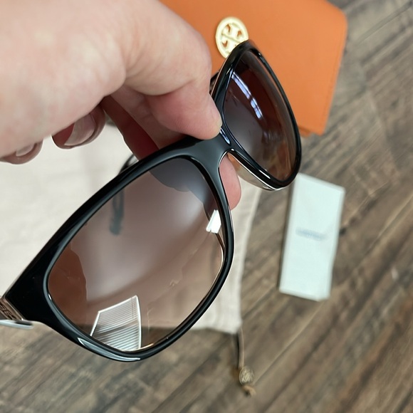 Tory Burch Sunnies✨ - Picture 12 of 16